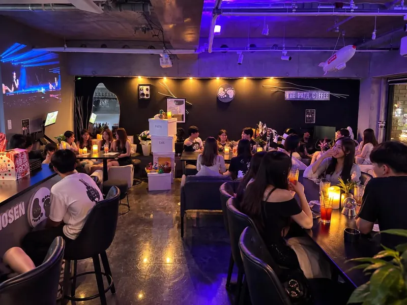 夜のバー店内